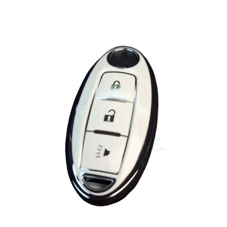 Funda protectora rígida blanca ensamblada sobre llave inteligente automotriz Nissan.